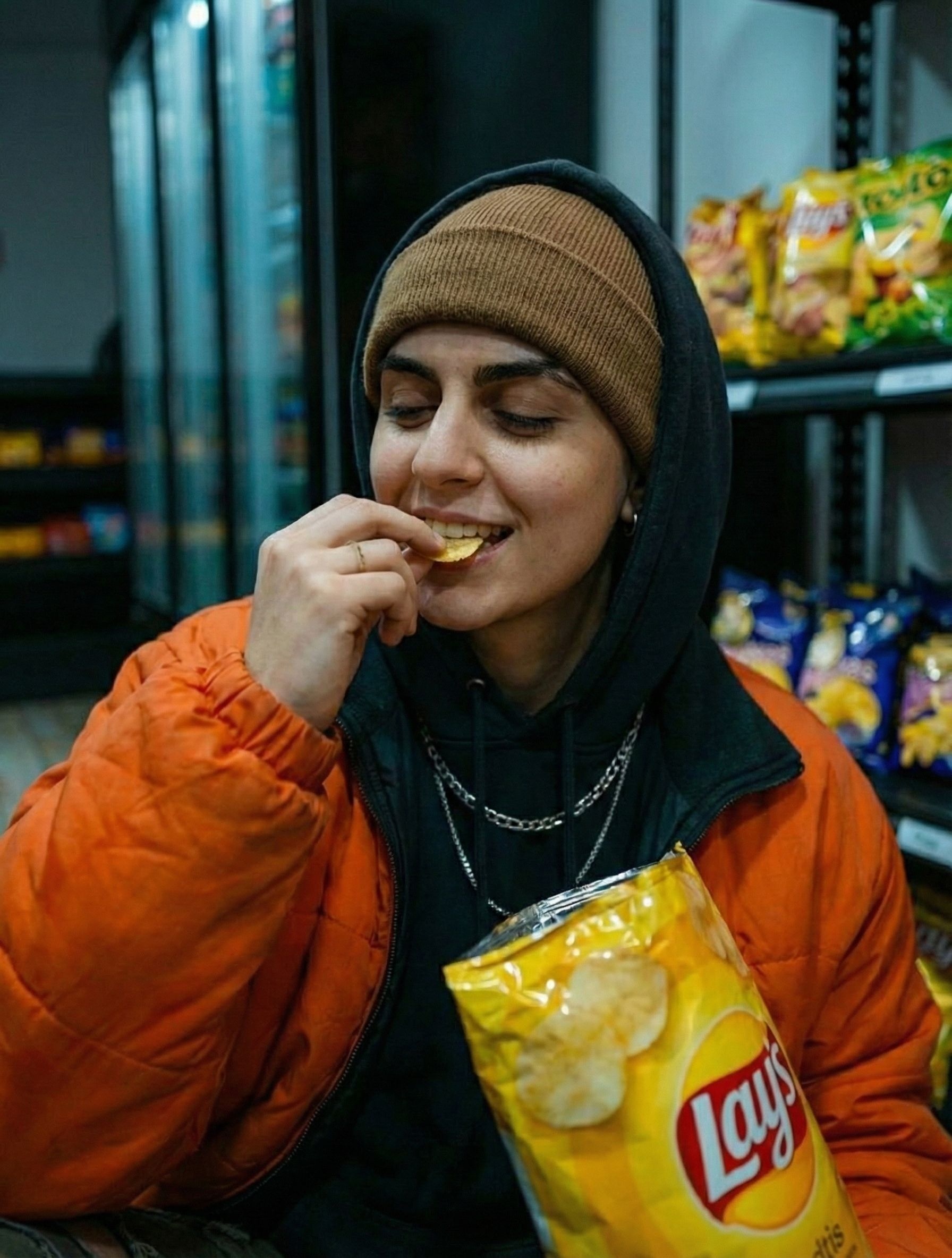 Mosh Conveniência – Cliente curtindo snacks e bebidas em Salto/SP