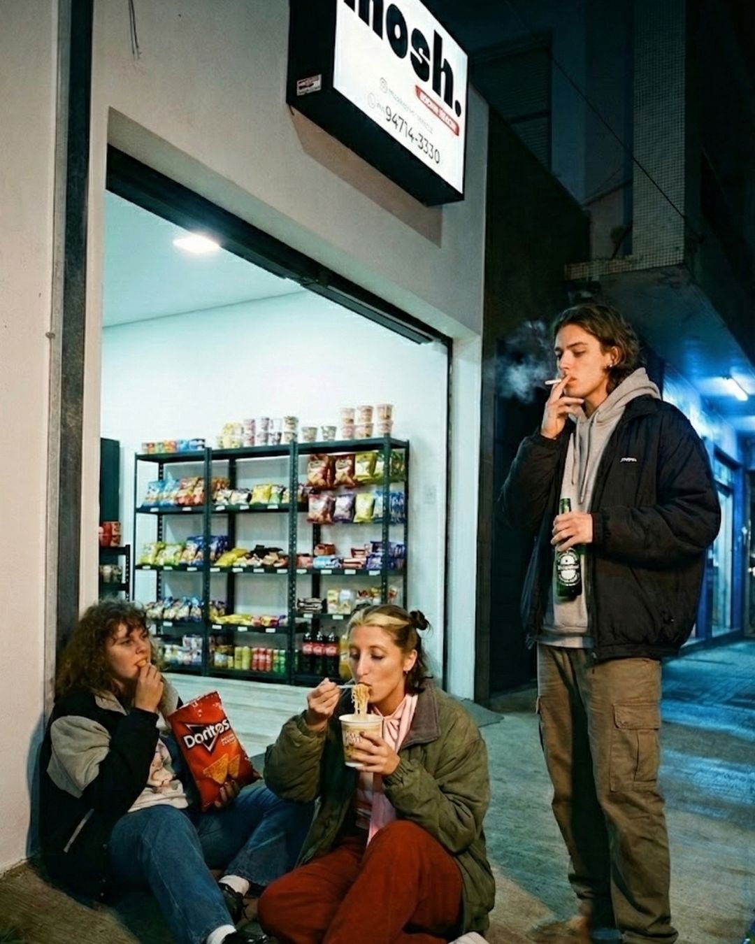 Mosh Conveniência – Galera na fachada da loja em Salto/SP